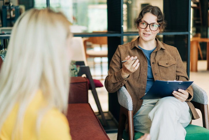 Consultant en bilan de compétences : quelle posture adopter face aux clients